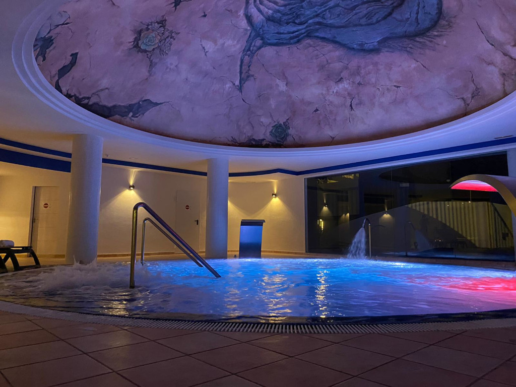Piscina coperta illuminata con tetto decorativo a Tenerife.