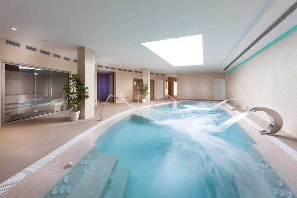 Piscina con jet nella spa coperta a Tenerife.