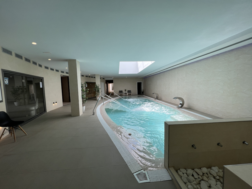 Piscina coperta con cascata in una spa a Tenerife.