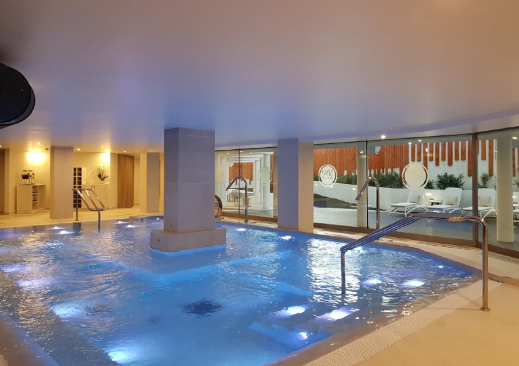 Piscina coperta con getti d'acqua in una spa a Tenerife.