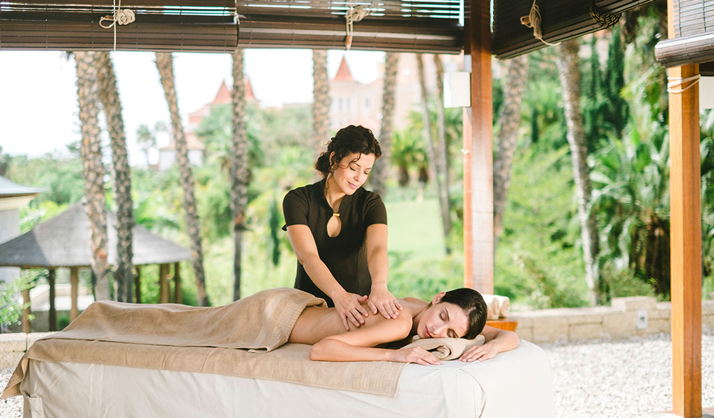 Massaggiatrice che esegue massaggi in una spa all'aperto a Tenerife.