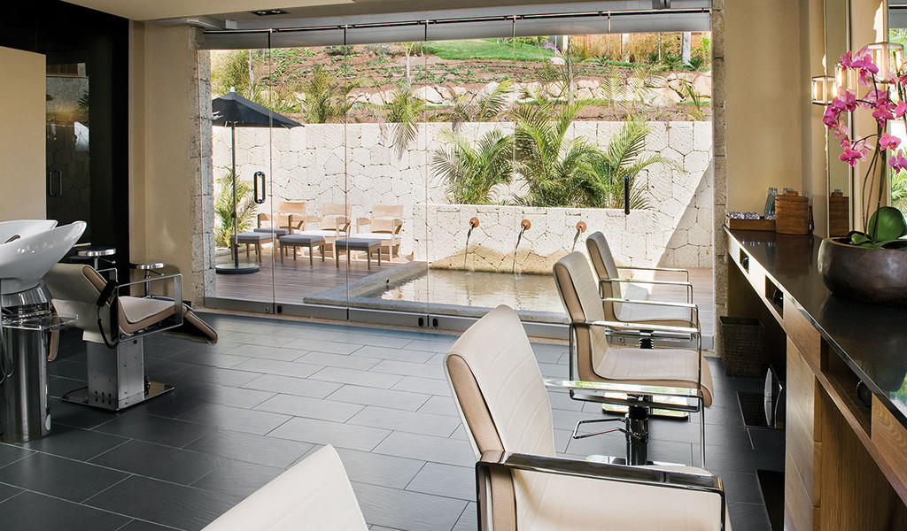Salotto di bellezza a Tenerife con vista su un patio esterno con piante.