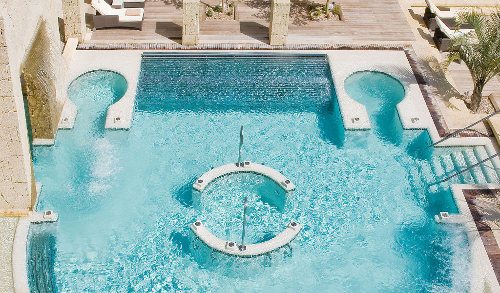 Piscina con cascate e aree circolari in un hotel a Tenerife.