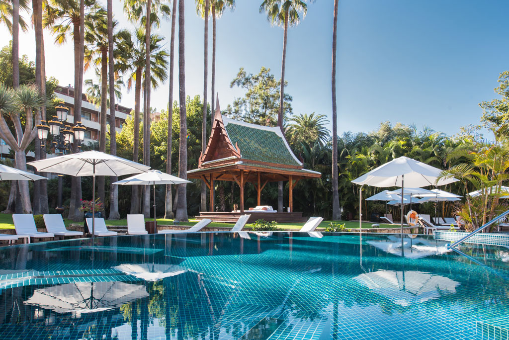 Piscina con ombrelli e cabana in stile orientale in un hotel a Tenerife.
