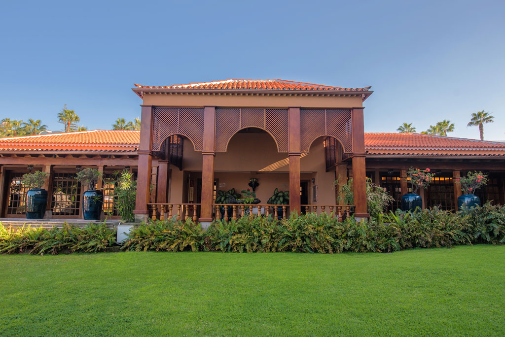 Edificio di architettura tradizionale canaria in un giardino a Tenerife.