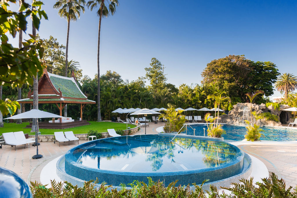 Piscina e cabana in un contesto tropicale a Tenerife.