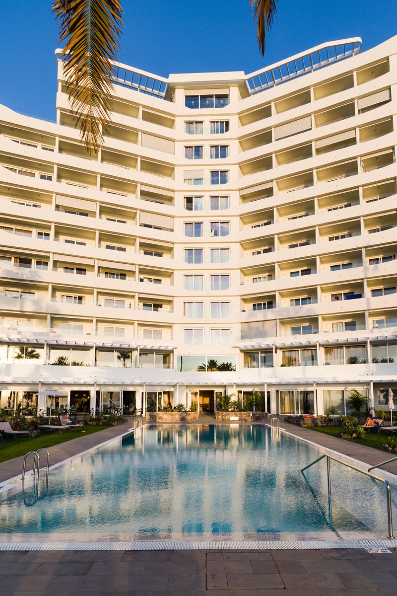 Edificio a più piani con piscina all'ingresso di Tenerife.