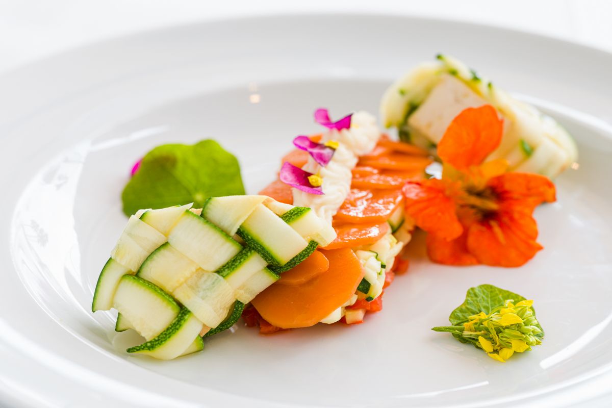 Piatto gourmet con verdure decorate con fiori colorati, Tenerife.