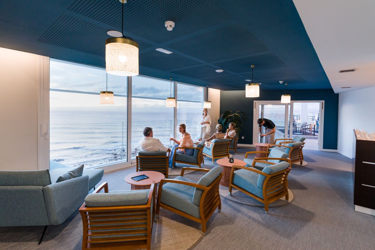 Le persone chiacchierano in un lounge con vista sul mare a Tenerife.
