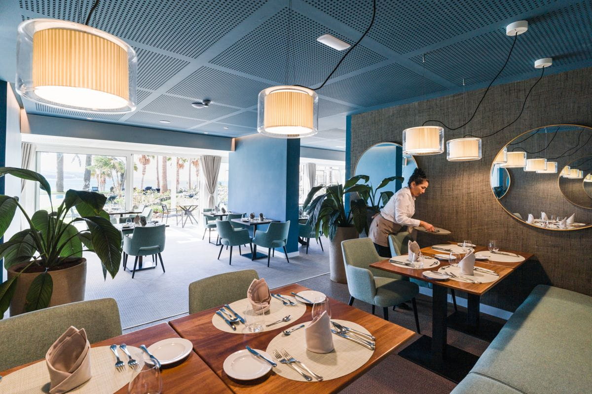 Ristorante a Tenerife con tavoli sistemati e personale che organizza il servizio.