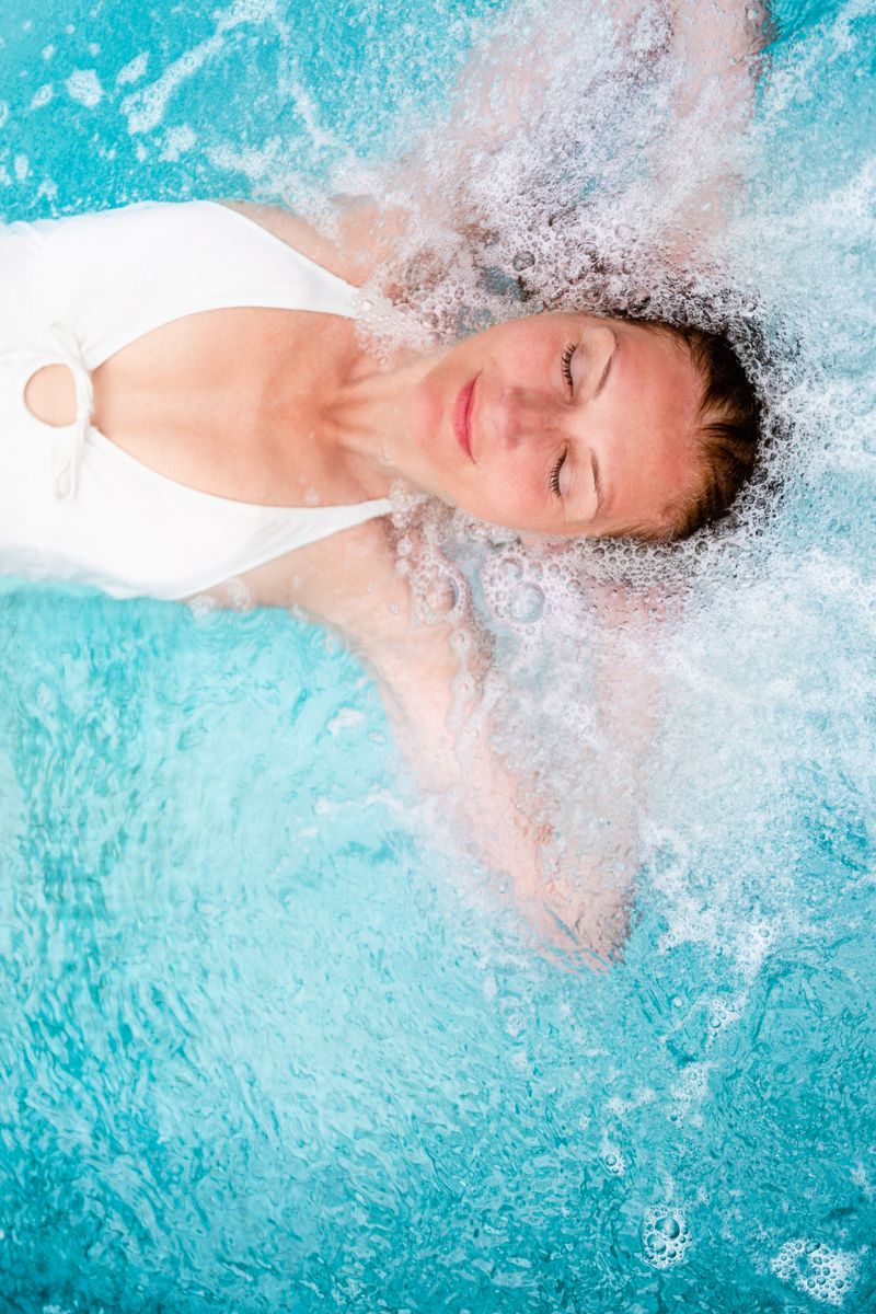 Persona che si rilassa in acqua a Tenerife.