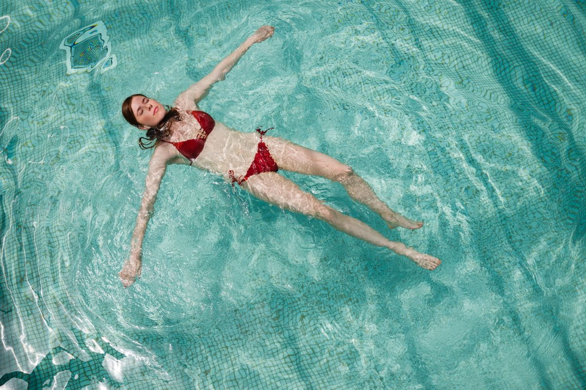 Persona che nuota all'indietro in una piscina a Tenerife.