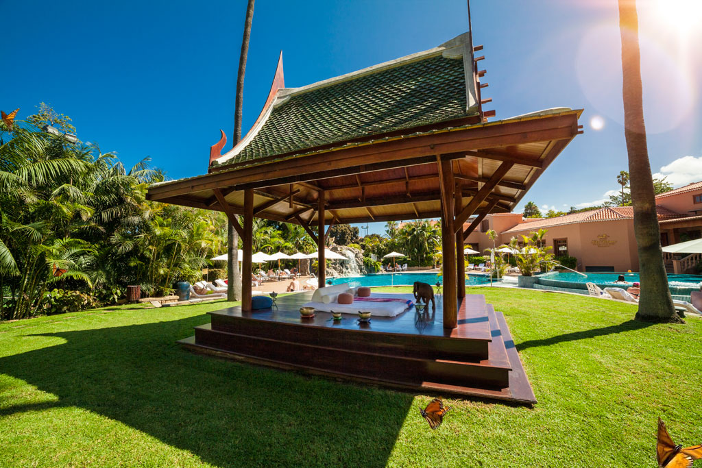 Padiglione in legno in giardino con piscina nell'hotel Tenerife.