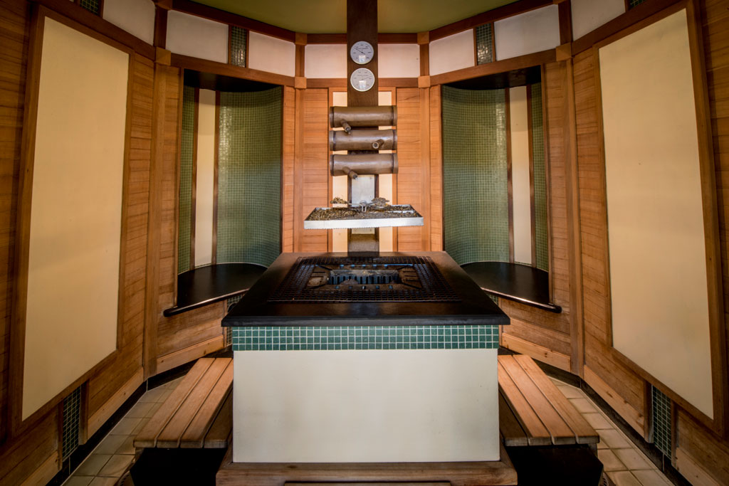Sauna tradizionale in legno a Tenerife con termometri appesi al muro.