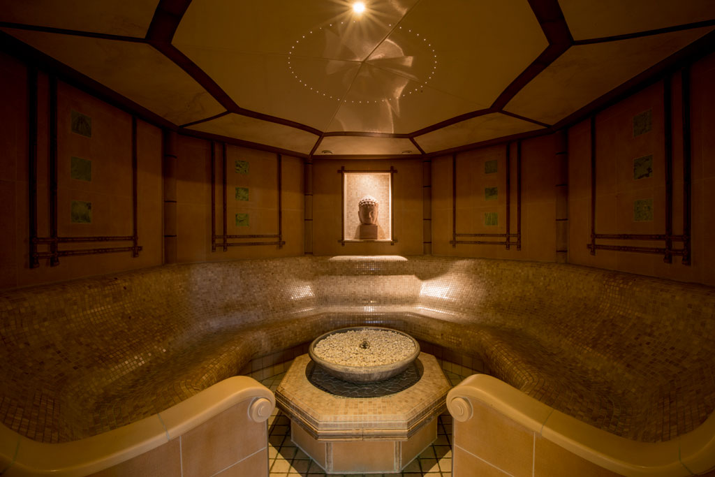 Sala termale con fontana centrale e mosaici, a Tenerife.