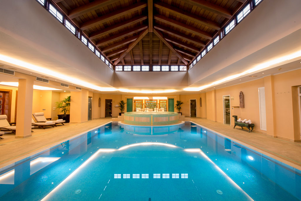 Piscina coperta con tetto in legno nella spa di Tenerife.