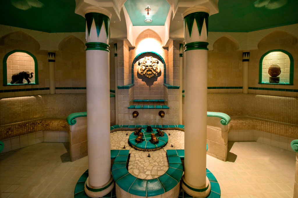 Bagno a tema con colonne e decorazioni animali a Tenerife.